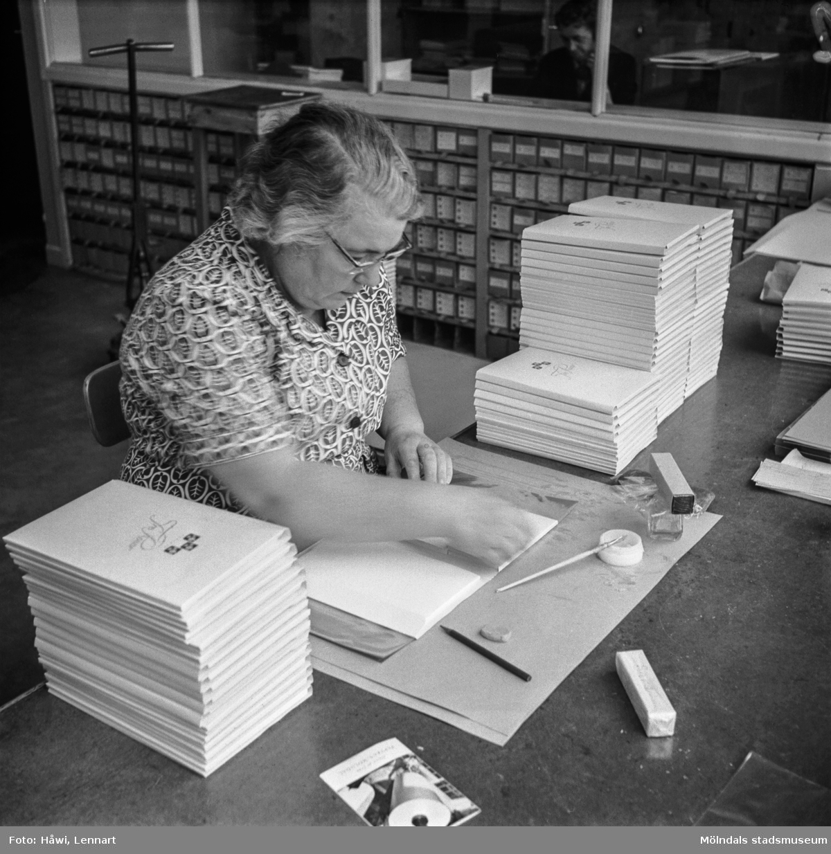Kvinna i arbete med papeteritillverkning på pappersbruket Papyrus i Mölndal, 13/5 1955.