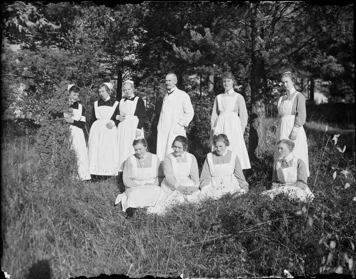 Sjukvårdspersonal i gräset, Östhammars lasarett, Uppland
