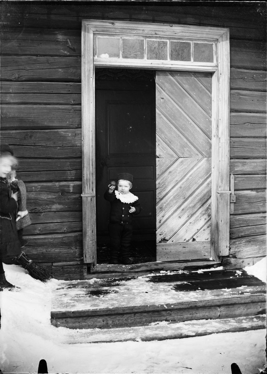 David står vid dörren, Östhammar, Uppland