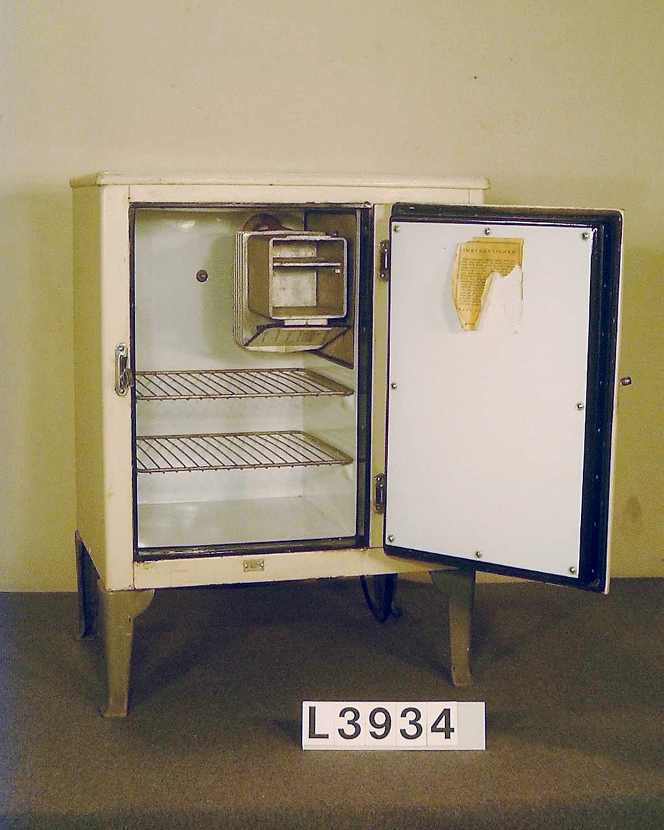 Electrolux värmedrivna och vattenkylda kylskåp i golvmodell. Kabinettet är i gult/créme och står på svängda gråmålade ben. Volymen är på 114 liter.
