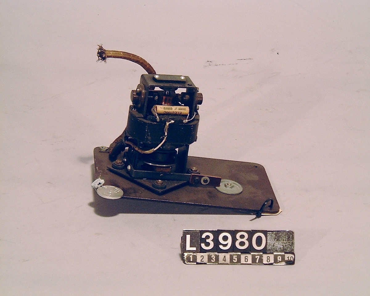 Elektrisk grammofonmotor. På apparaten finns även en metallbricka fäst med inv.nr. 1349.