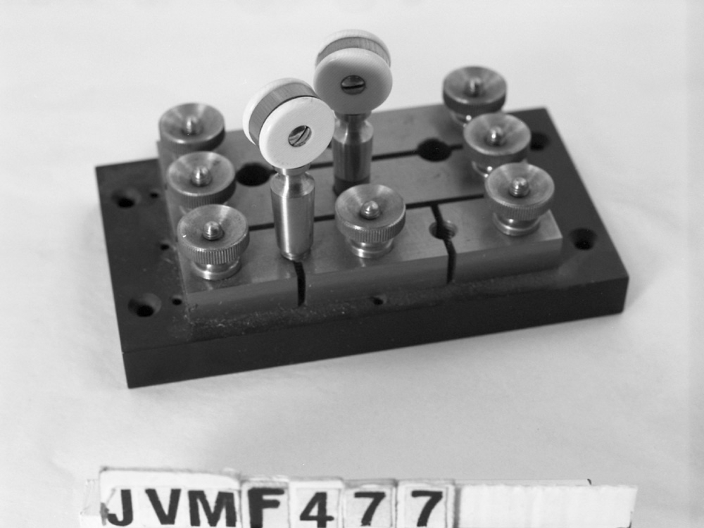 Kombinerad batteri- och linjeströmledare Nr 2, av mässing med sockel av bakelit.