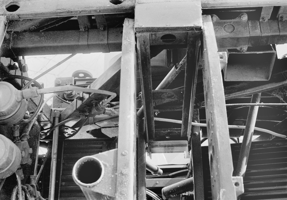 Sprickbildning i vingbalk på flygplan Gloster Gladiator gul J efter beskjutning i luftstrid den 7 mars 1940. Vid F 19, Svenska frivilligkåren i Finland, 1940. Serie om 3 bilder.