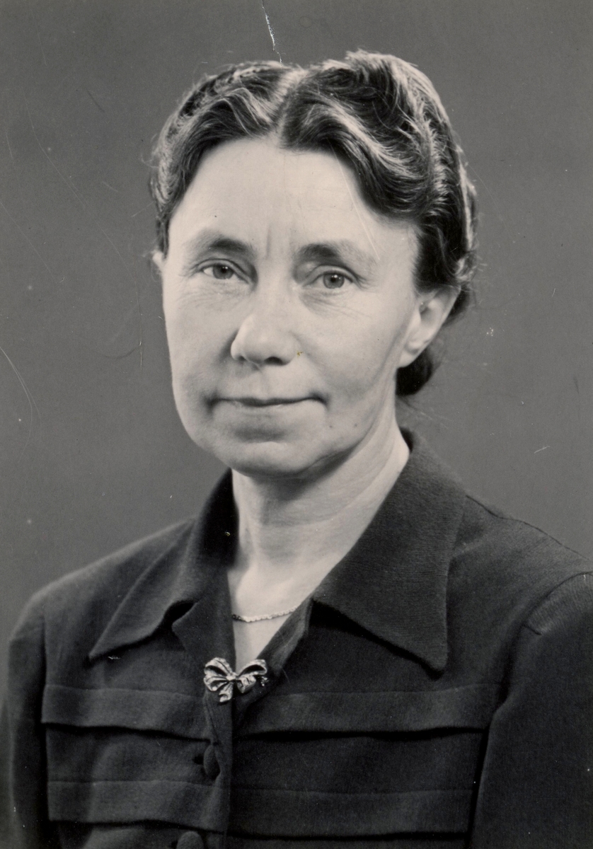 Småskollärarinna Margareta "Greta" Hernqvist (född 1895 i Göteborg, avliden 1984 i Kållered) cirka 1949. Hon arbetade som lärarinna i Kållered 1914 - 1957. Bodde i skolans andravåning i Livered och från 1931 i lärarbostaden i Livered.
