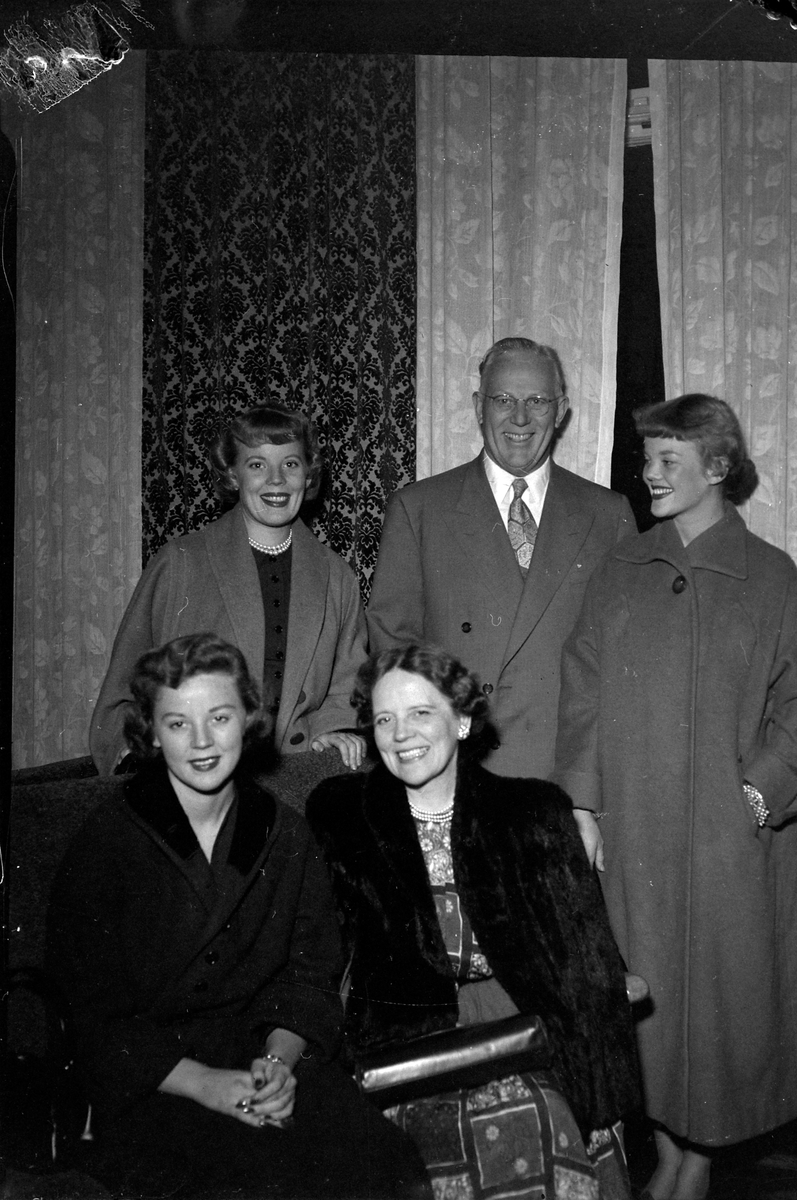 Guvernør Earl Warren med kone og døtre fra California