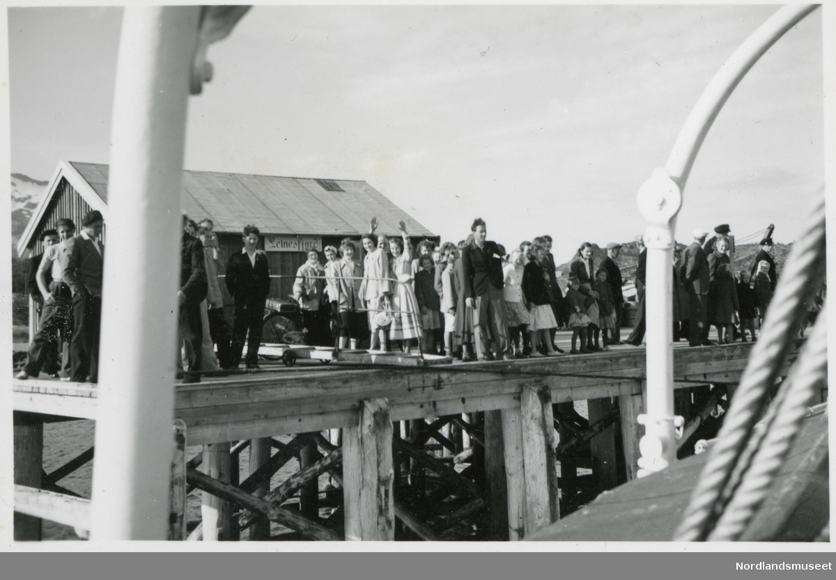Lokalbåten ankommer kaia på Myklebostad på 1950-tallet. Folk har møtt opp for å ta imot eller si farvel.