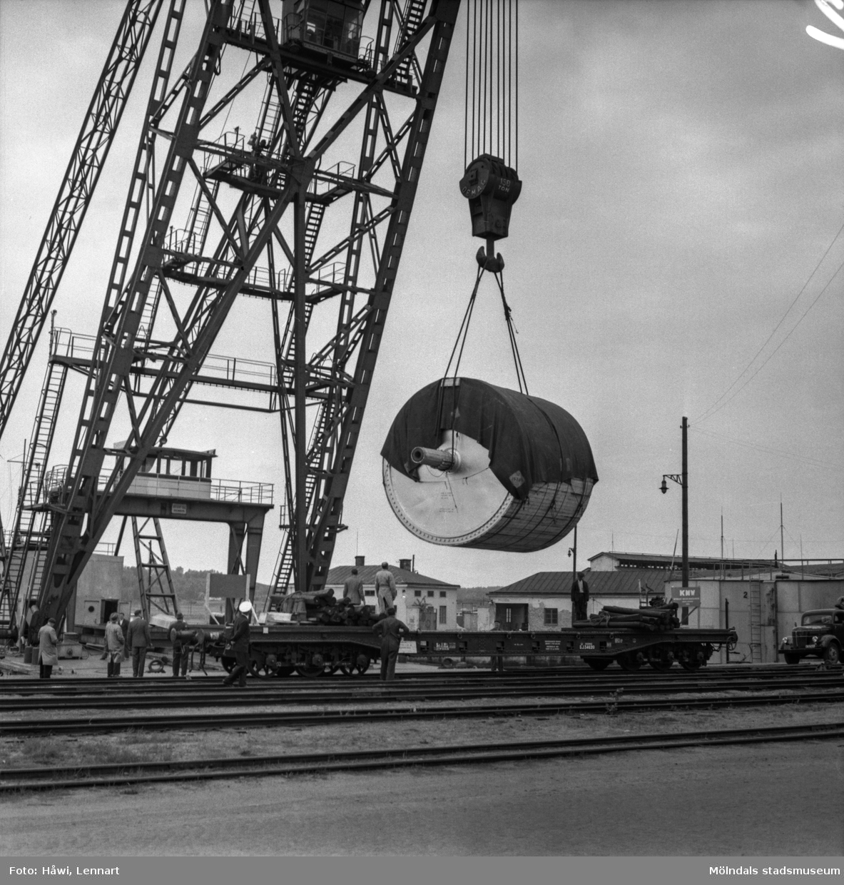 Transport av pappersbruket Papyrus PM2 yankeecylinder. Cylindern lastas på järnvägsvagn i Göteborgs hamn, 2/6 1956.