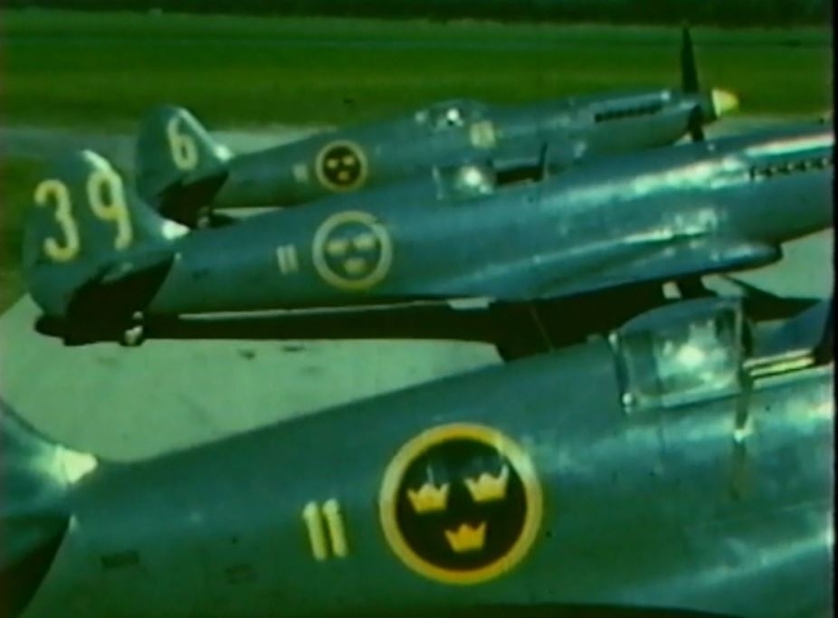 Sekvenser från Karlsborg, fältmässiga övningar i Kiruna februari 1951, bombövningar på Kråks skjutfält och en del flygningar över Vättern.

Sven-Erik Glommé, även kallad "Pricken" har filmat från sin tid som fältflygare i Karlsborg.