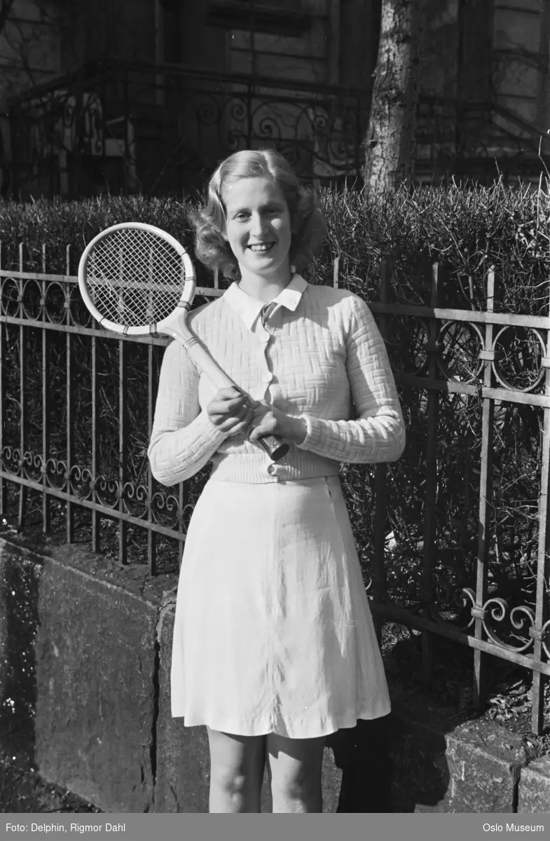 kvinne, tennisspiller, stående knefigur, tennisdrakt, tennisracket