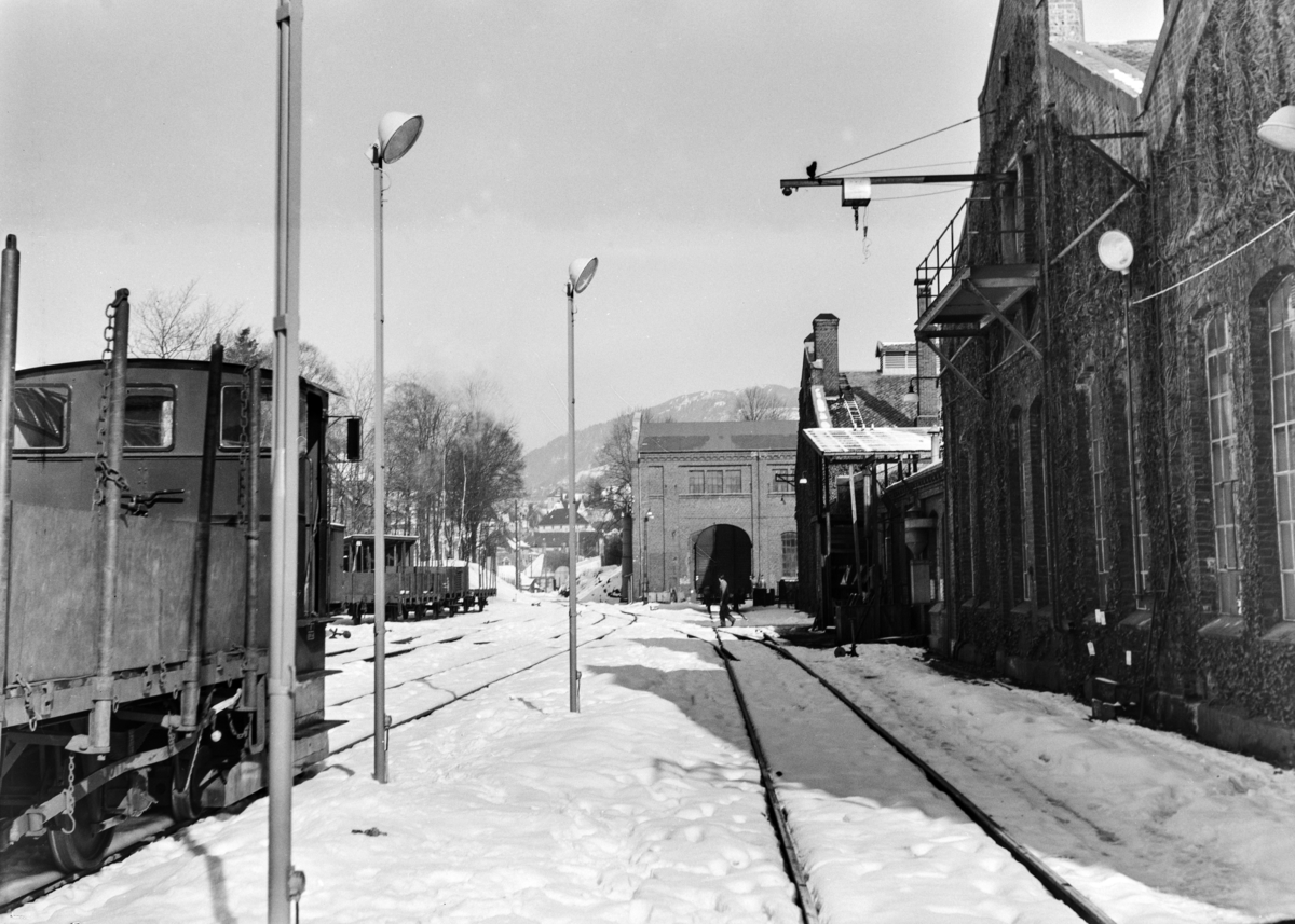 Ved NSBs verksted Kronstad i Bergen. Til høyre skimtes Breuer-skiftetraktor, bygget 1955
