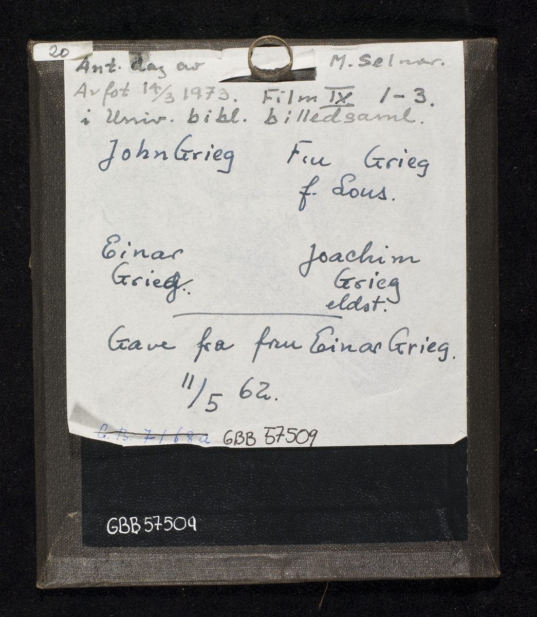 Daguerreotypi av foreldrepar med to sønner.
F.v.: John Grieg (1819-1887), Einar Grieg (1852-1933), Camilla Grieg f. Lous (1825-1901), Joachim Grieg (1849-1932).