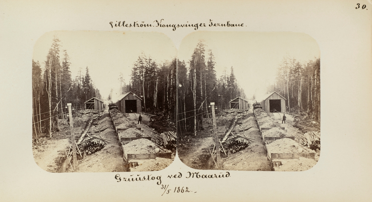 Grustog under anlegget av Kongsvingerbanen, her ved Mårud grustak mellom Seterstøa og Disenå, fotografert bakfra med grusvognene i forgrunnen og lokomotivet lengst borte. Til høyre en provisorisk lokomotivstall