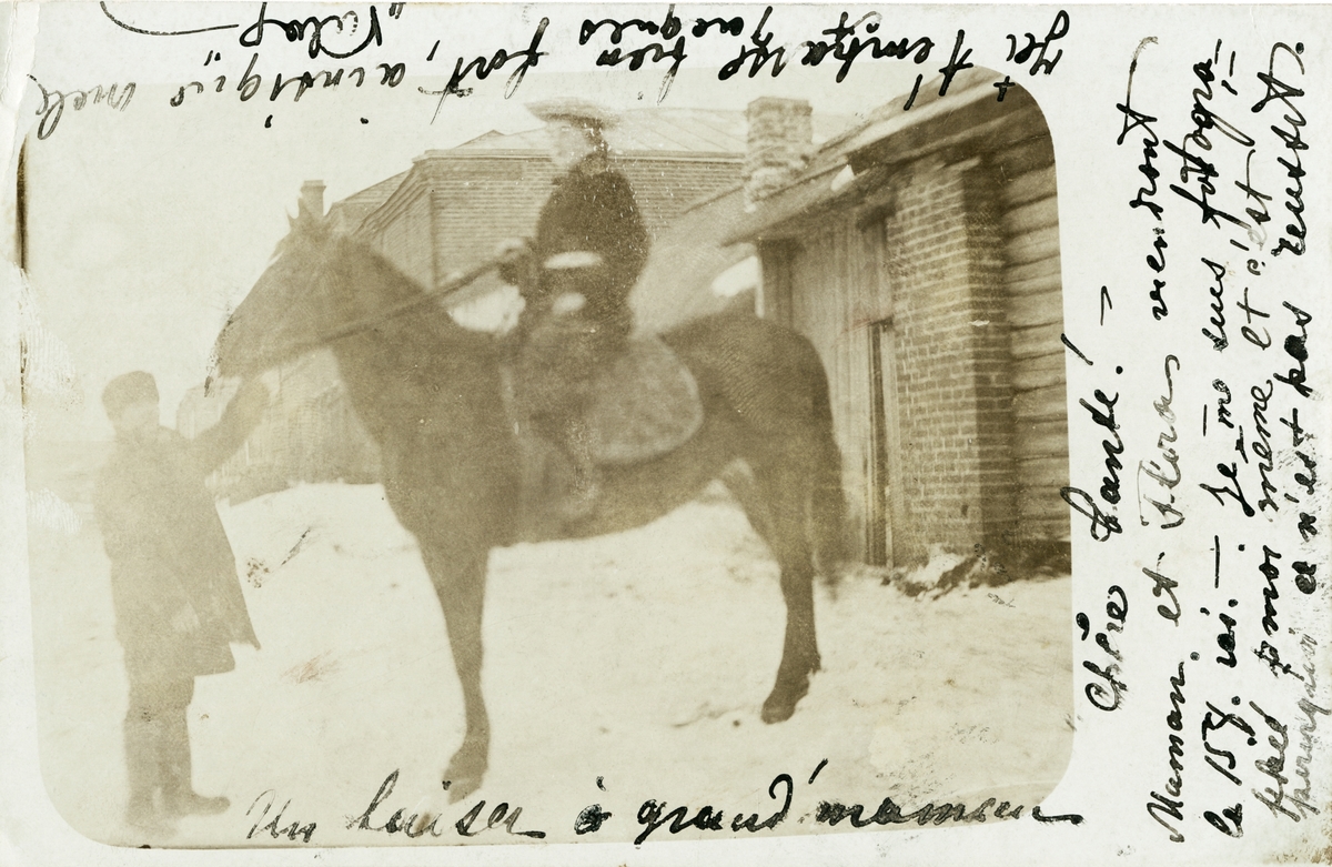 Bildepostkort fra Valentine til sin tante, farbror Jaques' kone. Bildet er tatt i Borovichi. Bildet viser en av søstrene i Rostin familien sittende på en hest. En person holder tøylene til hesten.