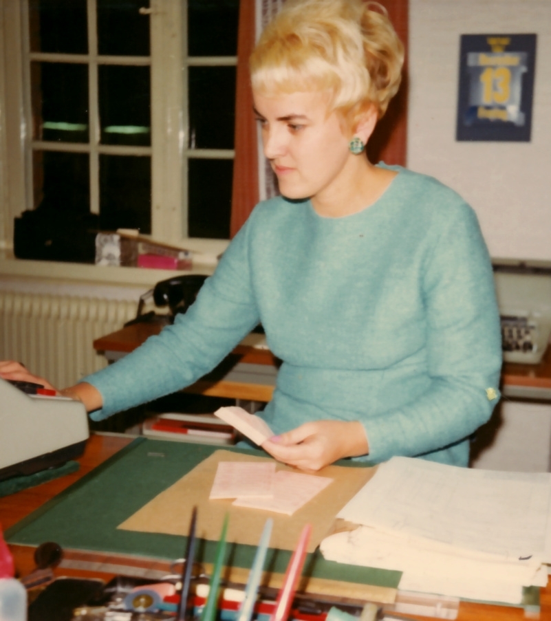 Kassans fotoalbum, sid 13

Bild 1 och 2. Hösten 1968 tjänstgjorde Sonja Gustafsson som kassörska i tre månader.

Bild 3. Sten Jonsson, årklassens trevligaste "malaj" (handräckningsvärnpliktig).

Bild 4. Gull Eriksson började den 1 augusti 1969.