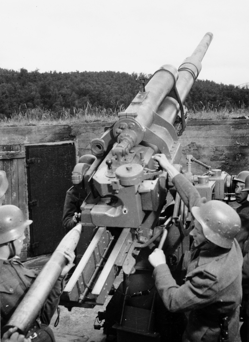 Soldater med luftvernkanon i en stilling på Trondenes fort.