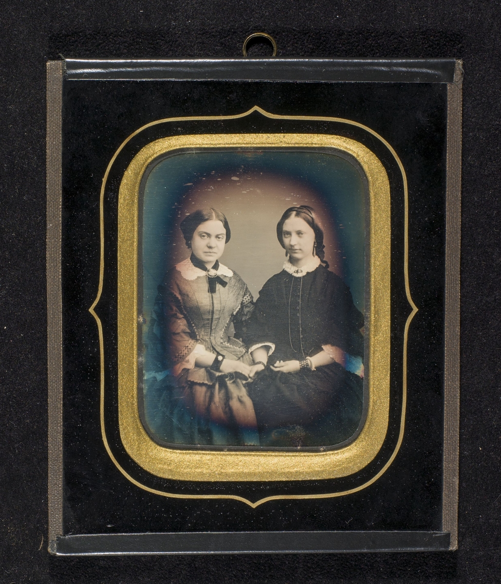Daguerreotypi av to kvinner. Hun til venstre er trolig musikklærerinne Thea Rubach (1831-1910).