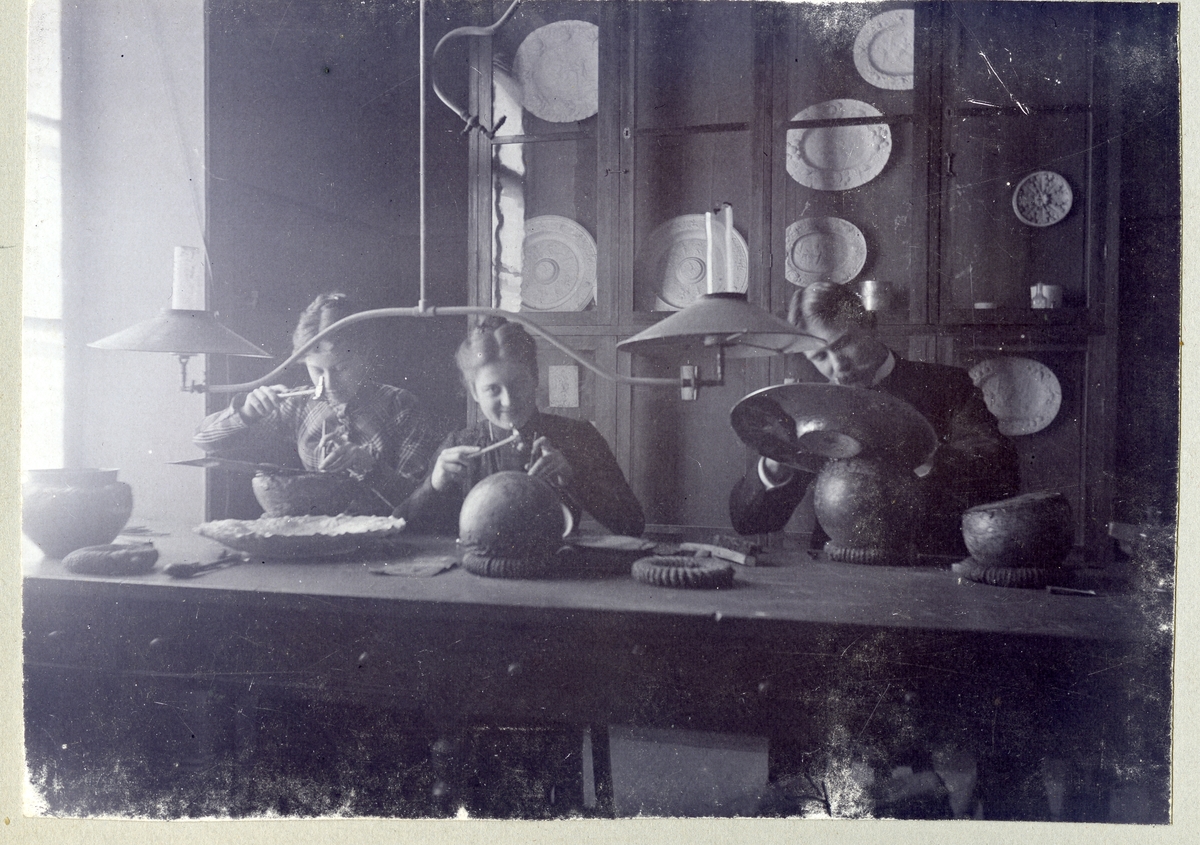 Stockholm. 
Två kvinnor arbetar i metall. 1901.