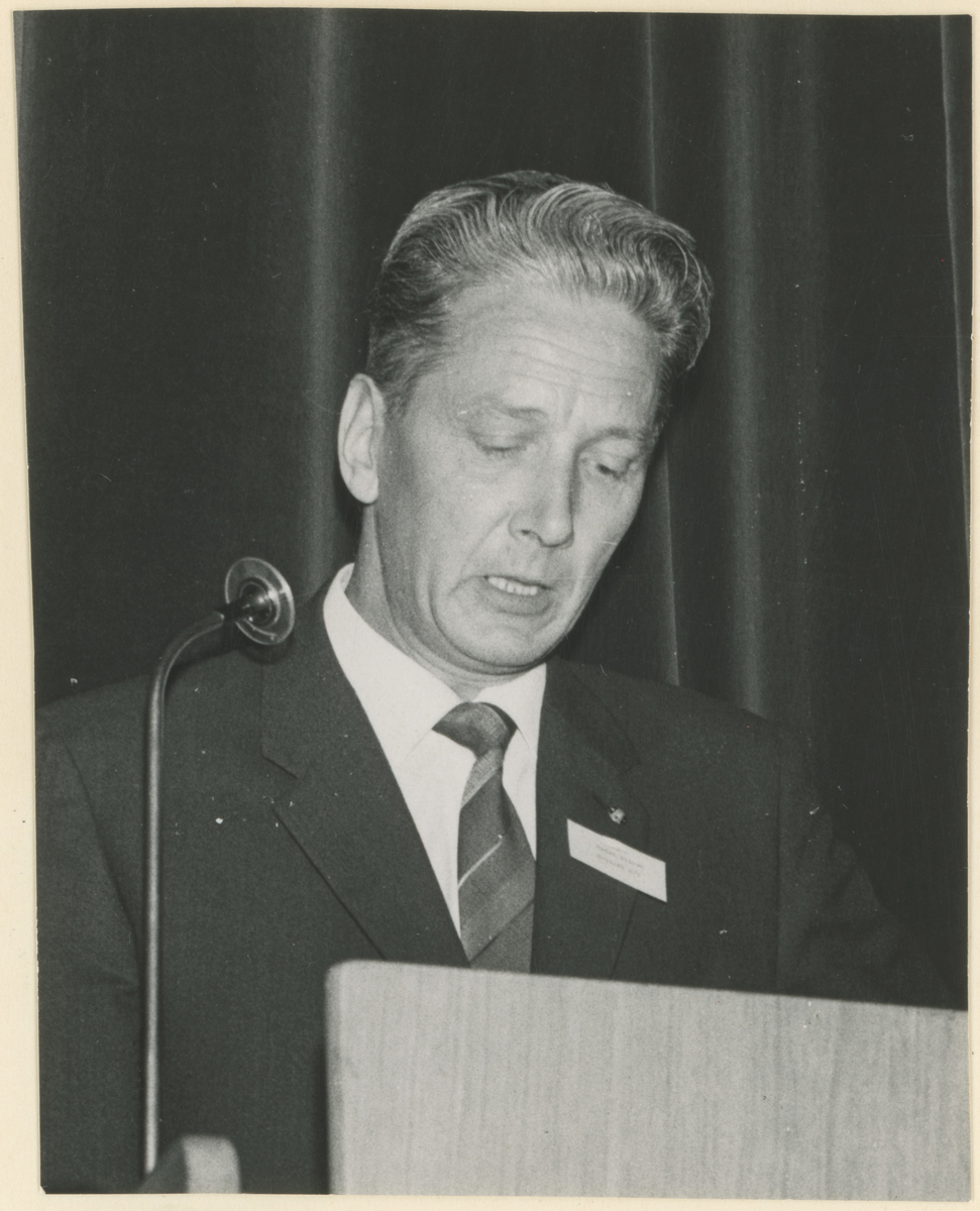 Portrettfoto, ca. 1960.

Helge Nilsen, direktør Noblikk.