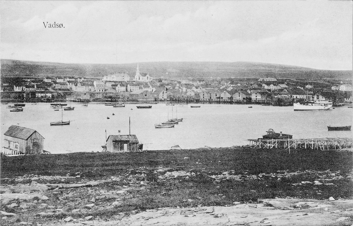 Vadsø by sett fra Vadsøya før krigen.