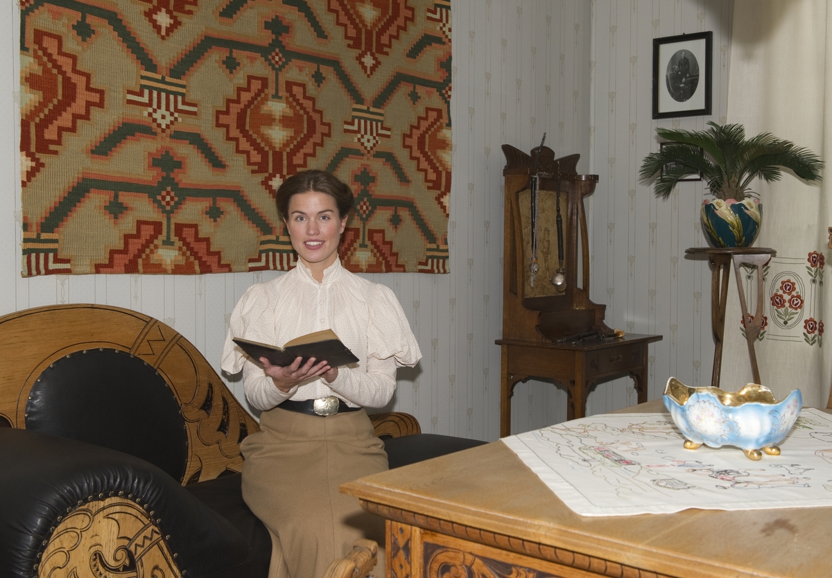 Fru Marie Ødegaard i «Ein norsk heim i ei ny tid – 1905». Fra lanseringen av boka «En historiebok i tre etasjer» i OBOS-gården – Wessels gate 15, 18. september 2011.  Alle beboerne, både de oppdiktede og de virkelige, var tilstede.