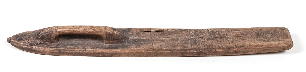 Mangelbräda, utan rulle. Ristade kors samt "DAS" "KAD", 1780.
Bakändan smalnar, med knapp utskuren i träet.