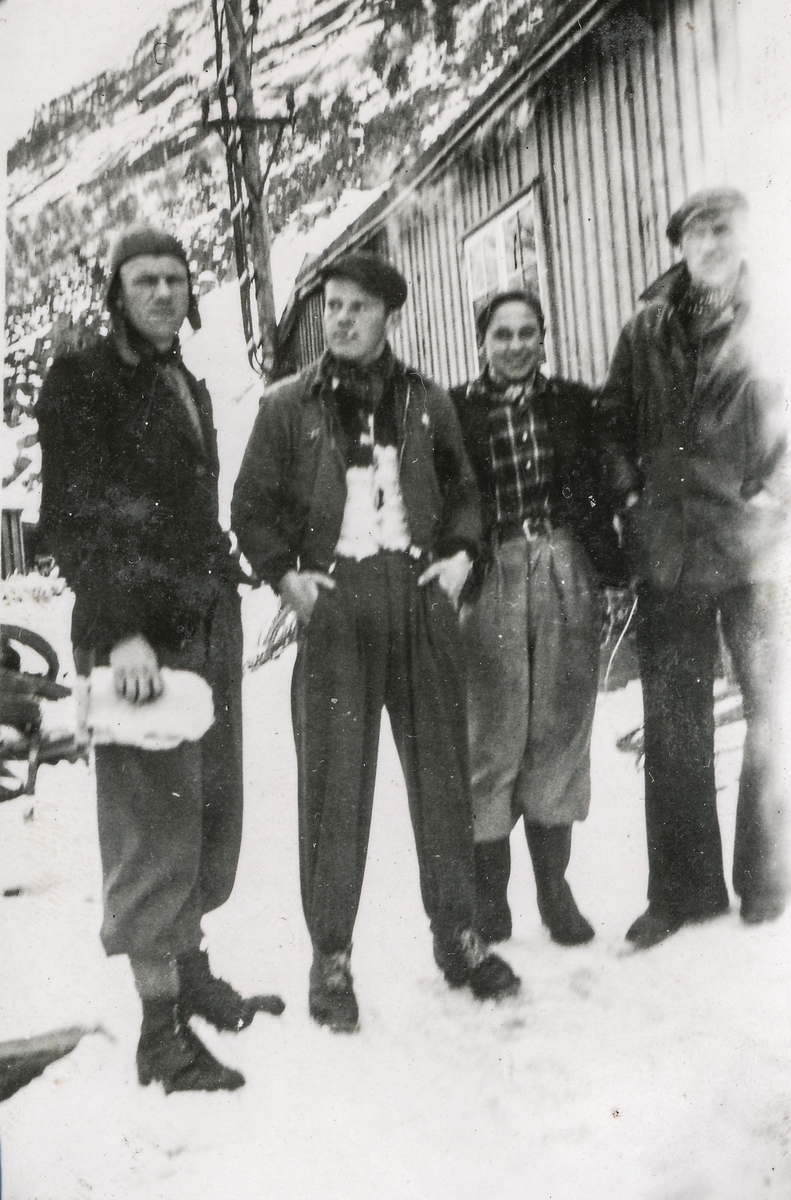 Folk på tur til Skjeggedal i 1942.