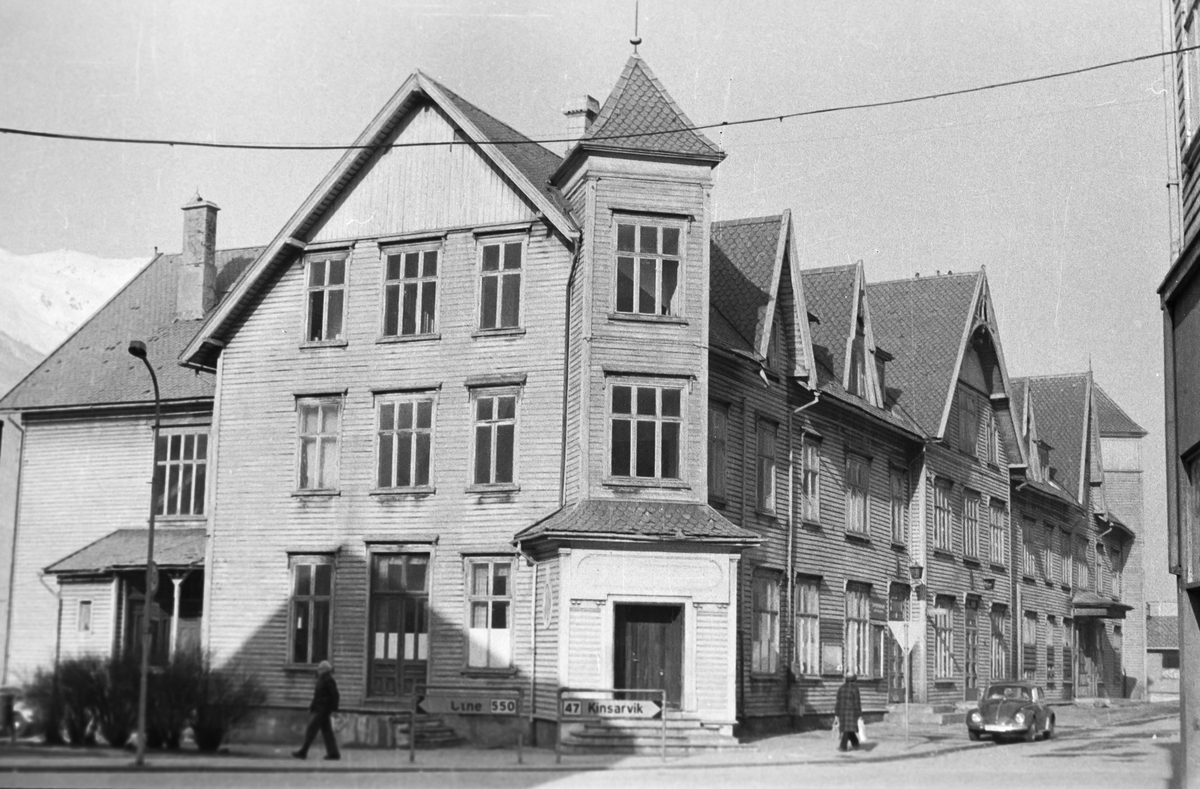 Det gamle rådhuset i Odda /Hotel Hardanger. Inngangen på hjørnet er til Odda sparebank