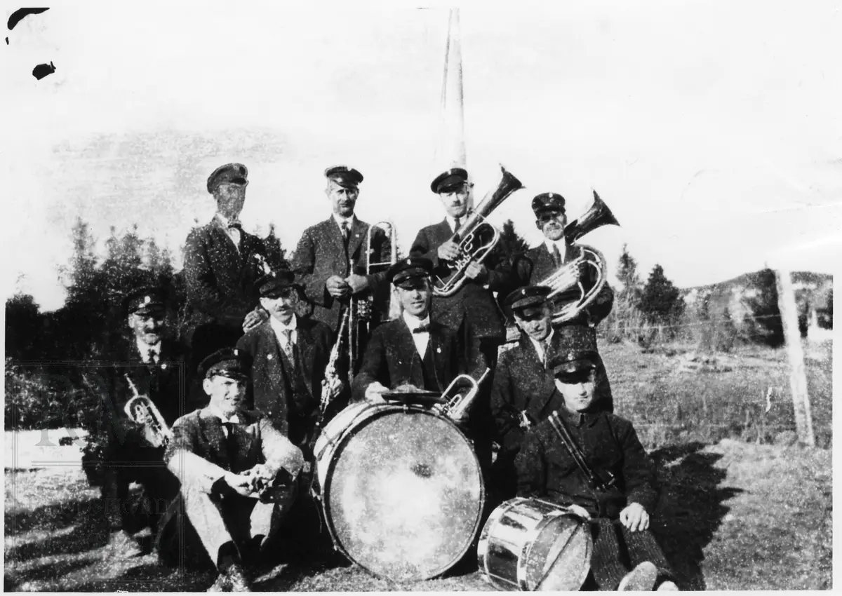 Hormusikkorkester, korps, i uniform og med instrumenter,
