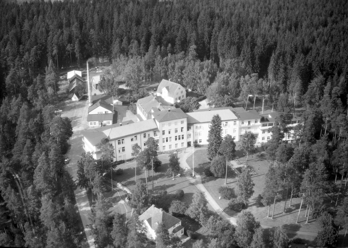 Kronobergs läns sanatorium, alt. Växjö sanatorium Lugnet, började byggas 1912 och stod klart 1914. Under 1930-talet utökades verksamheten vid sanatoriet men i och med botemedlet mot TBC började verksamheten avvecklas för att slutligen läggas ner 1962. 
På 1980-talet genomfördes stora renoveringar av byggnaden och på 1990-talet flyttade Växjö Waldorfskola in i det tidigare sanatoriet. 2003 genomfördes en ny ombyggnation när skolan flyttade ut och det gamla sanatoriet blev en lägenhetsbyggnad.