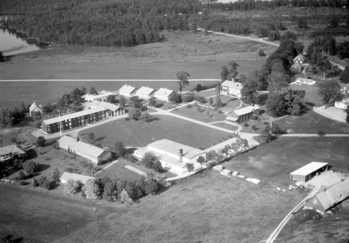 S:t Sigfrids folkhögskola grundades av Växjö stift 1942, på kungsgården Kronobergs ägor. Den ligger nära den medeltida borgen Kronoberg vid Helgasjön, Växjö.