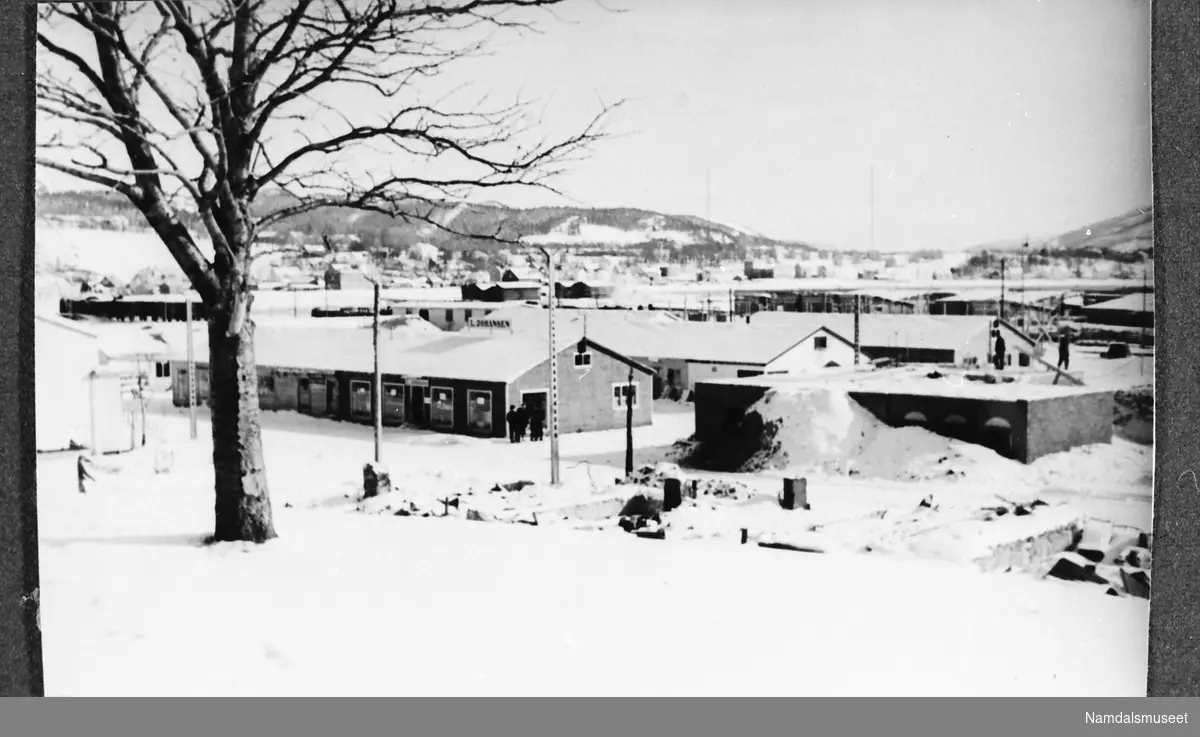Namsos sentrum. Forretningsbrakker på "Loppmyra". Utsikt over brakkene, bl.a. L. Johansens brakke fra 1940 i forgrunnen.