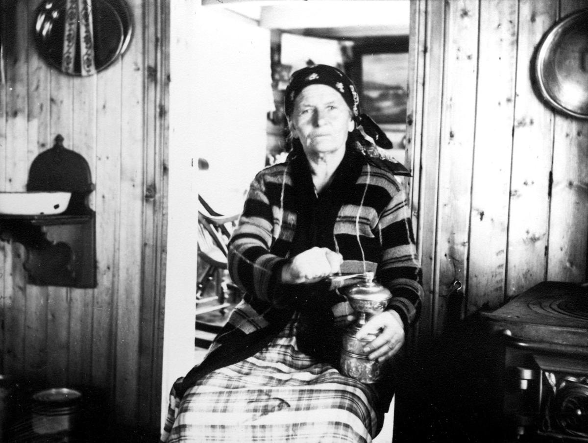 En eldre reisende kvinne med kaffekvern, 1940.