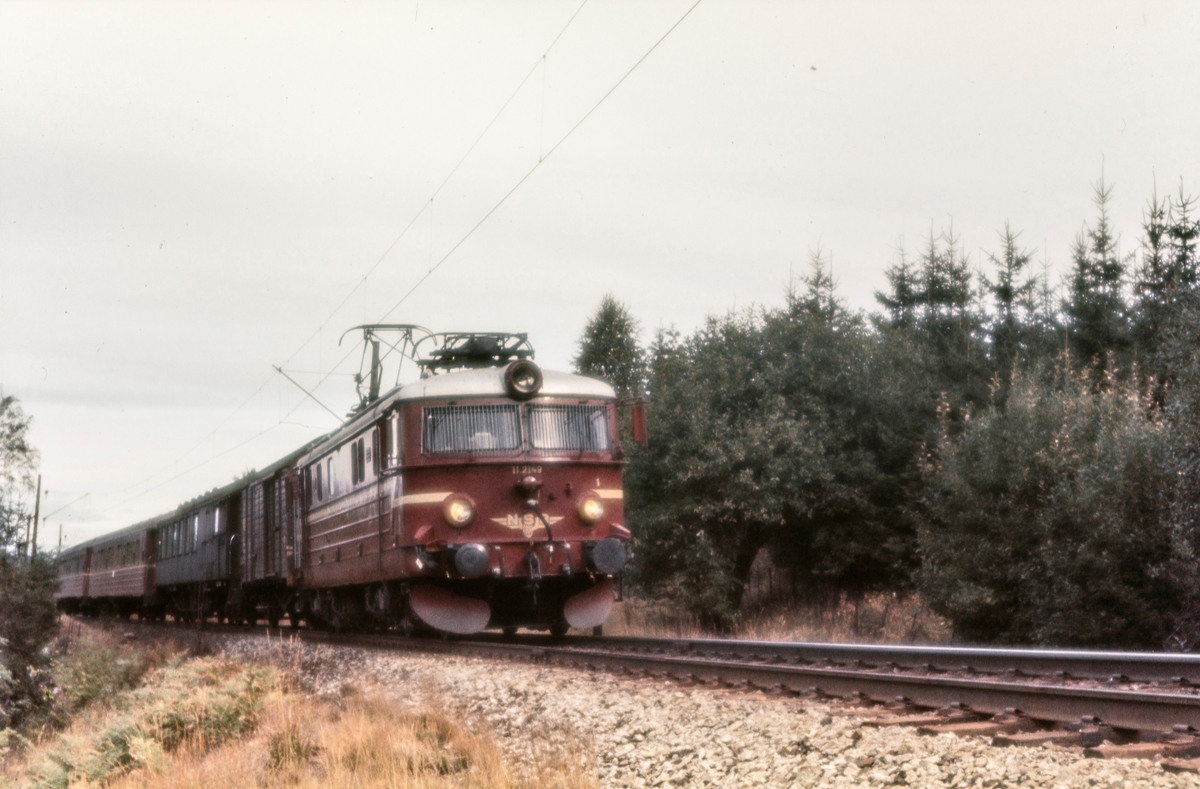 Elektrisk lokomotiv El 11 med persontog fra Gjøvik til Oslo Ø mellom Sandermosen og Kjelsås stasjoner