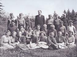 Elever og lærer på Sævland skole 1939. Poserer på gresset, t