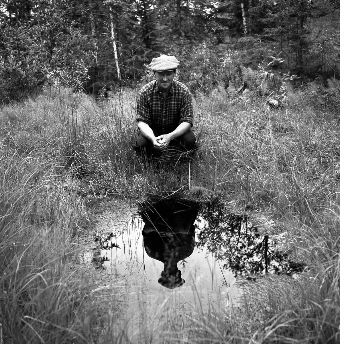 Hans Olastuen har våget seg til trollkjella. Her sitter han foran trollkjella og ser ned på den.