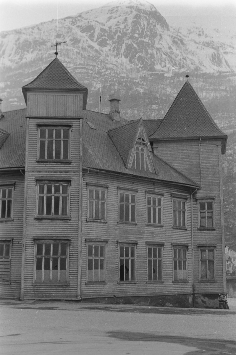Det gamle rådhuset i Odda /Hotel Hardanger sett mot sør-vest. 