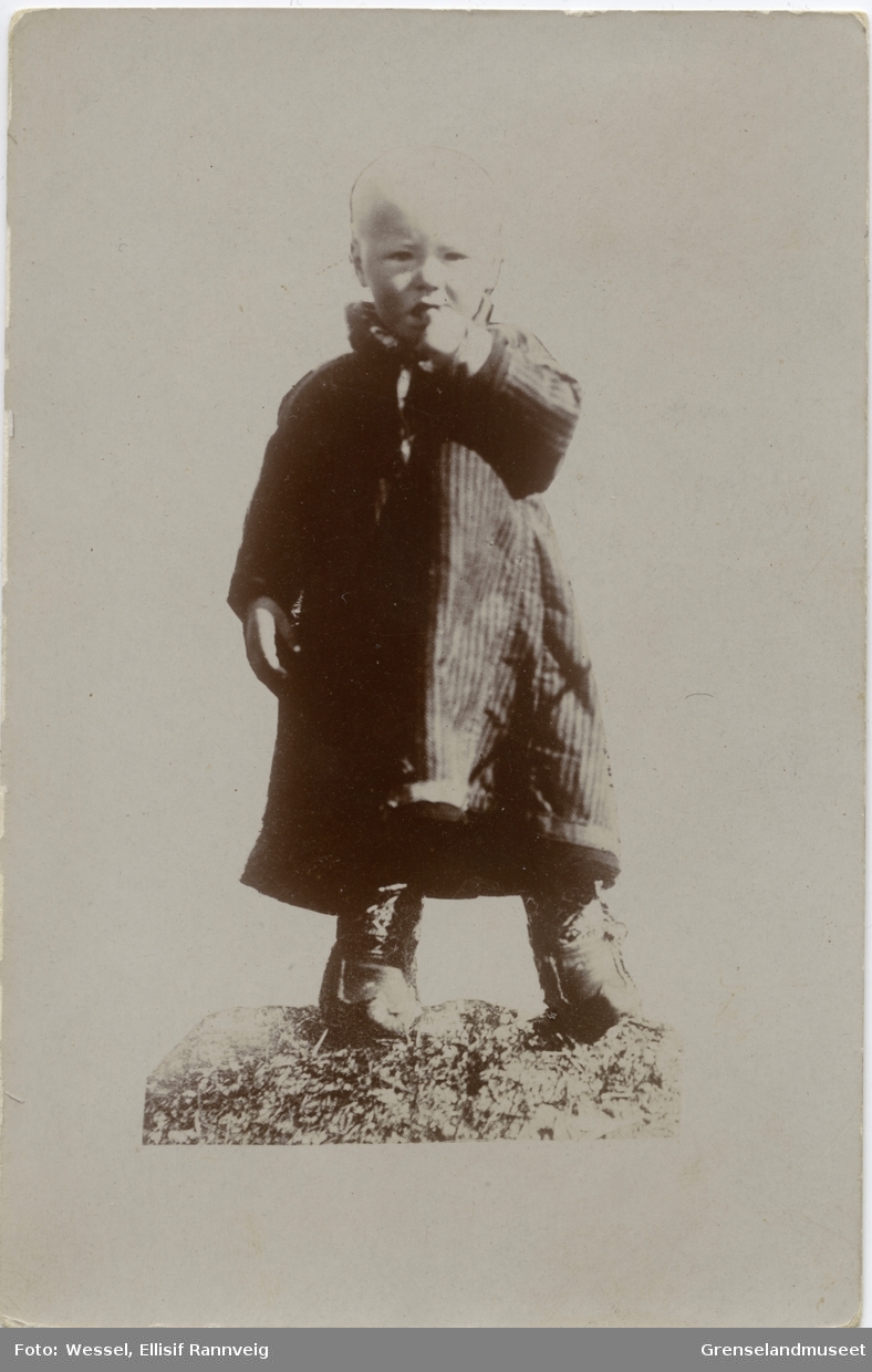 Liten koftekledt gutt fra Sandnes fotografert på Klokkerjordet, Kirkenes.