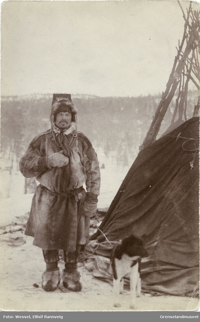 Reinvokter Moses fotografert utenfor lavvoen mellom Salmijärvi og Suenjel, Kola.
