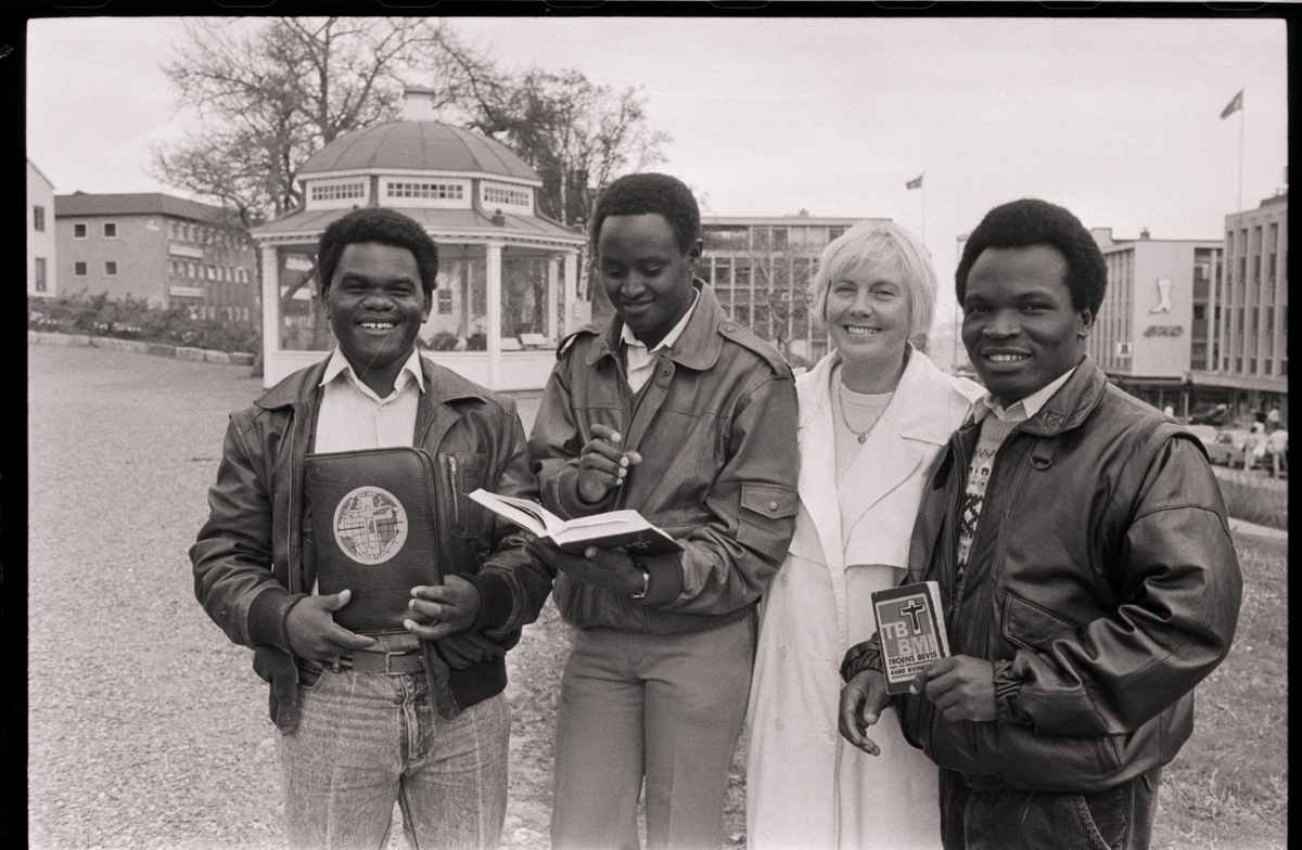 Astrid Myrland og tre pastorer fra Kenya, fotografert i Generalhagen.