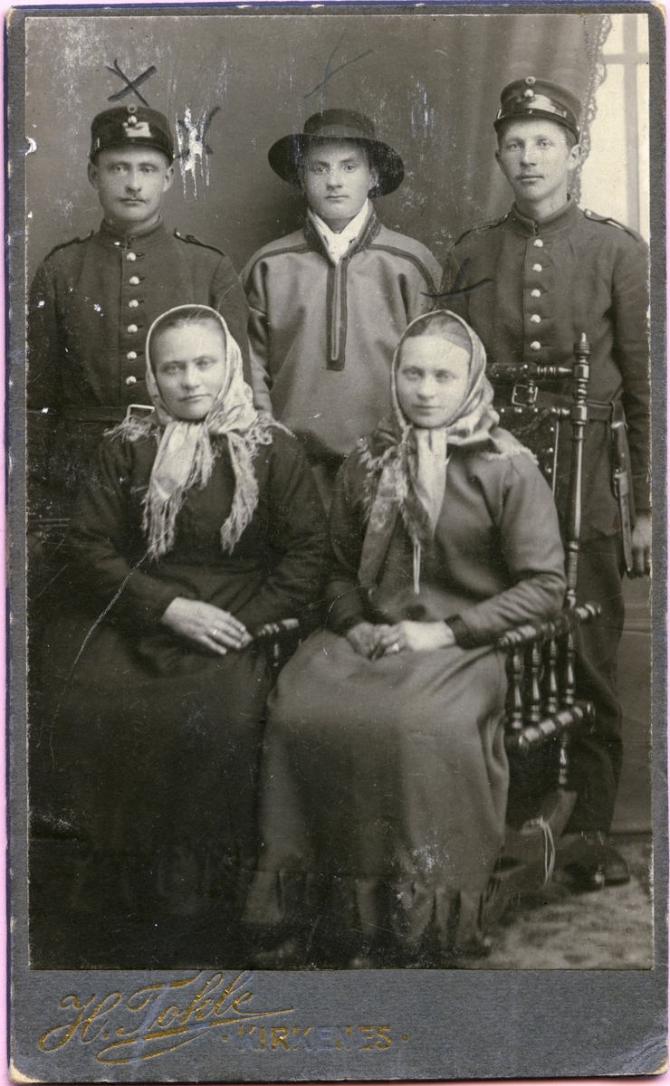Bak fra venstre: Julius Kolpus, (f. 1887), Samuel Kolpus (f. 1893), og Mattis Poiko (f. 1888). Sittende foran Marie og Inga Kolpus (f. 1877), Skogerøya 1914?