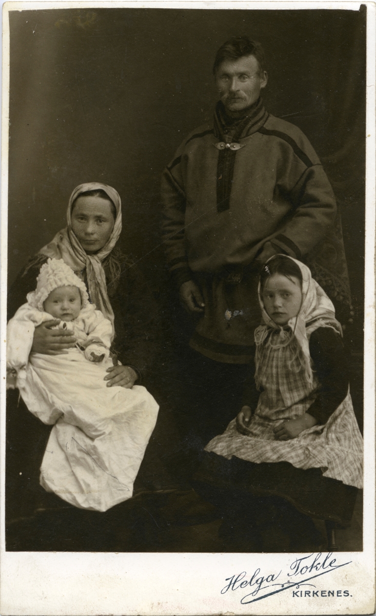 Inga (f. Johnsen) og Paul Smuk fra Ropelv, 1911. På bildet er dåpsbarnet deres yngste datter Ella (f.09.12.1910, g. Balk) og eldste datter Ragna (f. 17.07.1904, g. Henriksen). Paret hadde to døtre til; Marit (f. 1907, g. Gade) og Inga (f. 30.03.1909, g. Vorren).
Moren Inga er fra Sandnes og søsteren til Marit Bigga.
