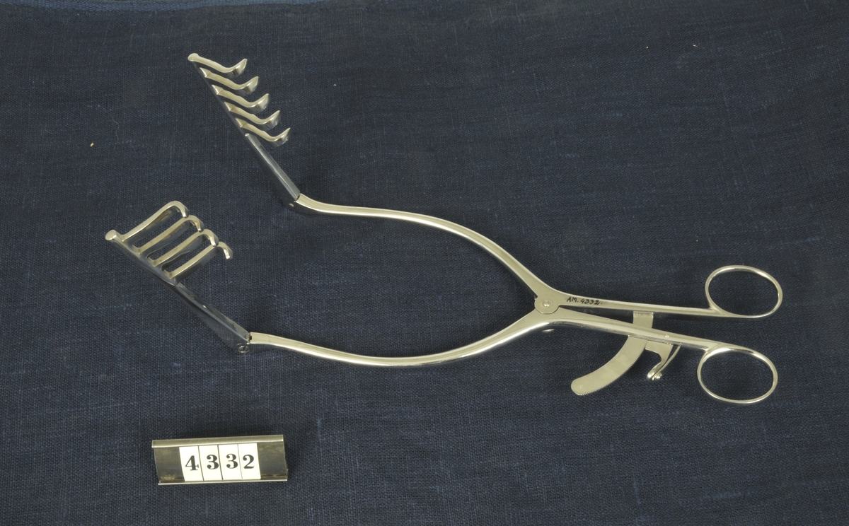 Kirurgiskt instrument, tång, från 1900-talets första del. Har använts vid militära sjukhus.