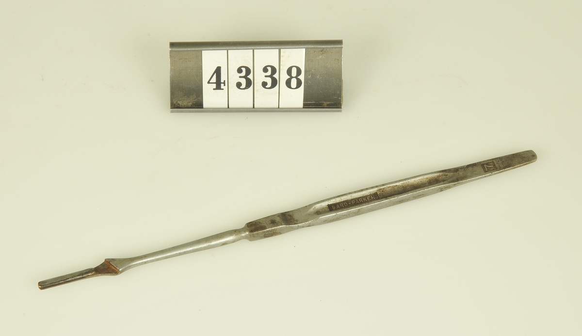 Kirurgiskt instrument, skalpellskaft, från 1900-talets första del. Har använts vid militära sjukhus.