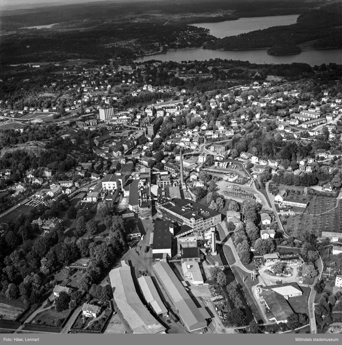 Flygfoto över pappersbruket Papyrus fabriksområde i Mölndal, 9/6 1969. I bildens kant, till höger om fabriksbyggnaderna, syns Yngeredsfors fruktodlingar.