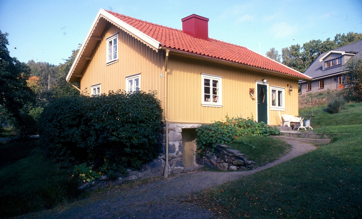 Vommedal Östergård 2:59 "Petters" (nu: Streteredsvägen 43) år 1980. Boningshus från cirka 1860. Relaterat motiv: A0917 och A1702.