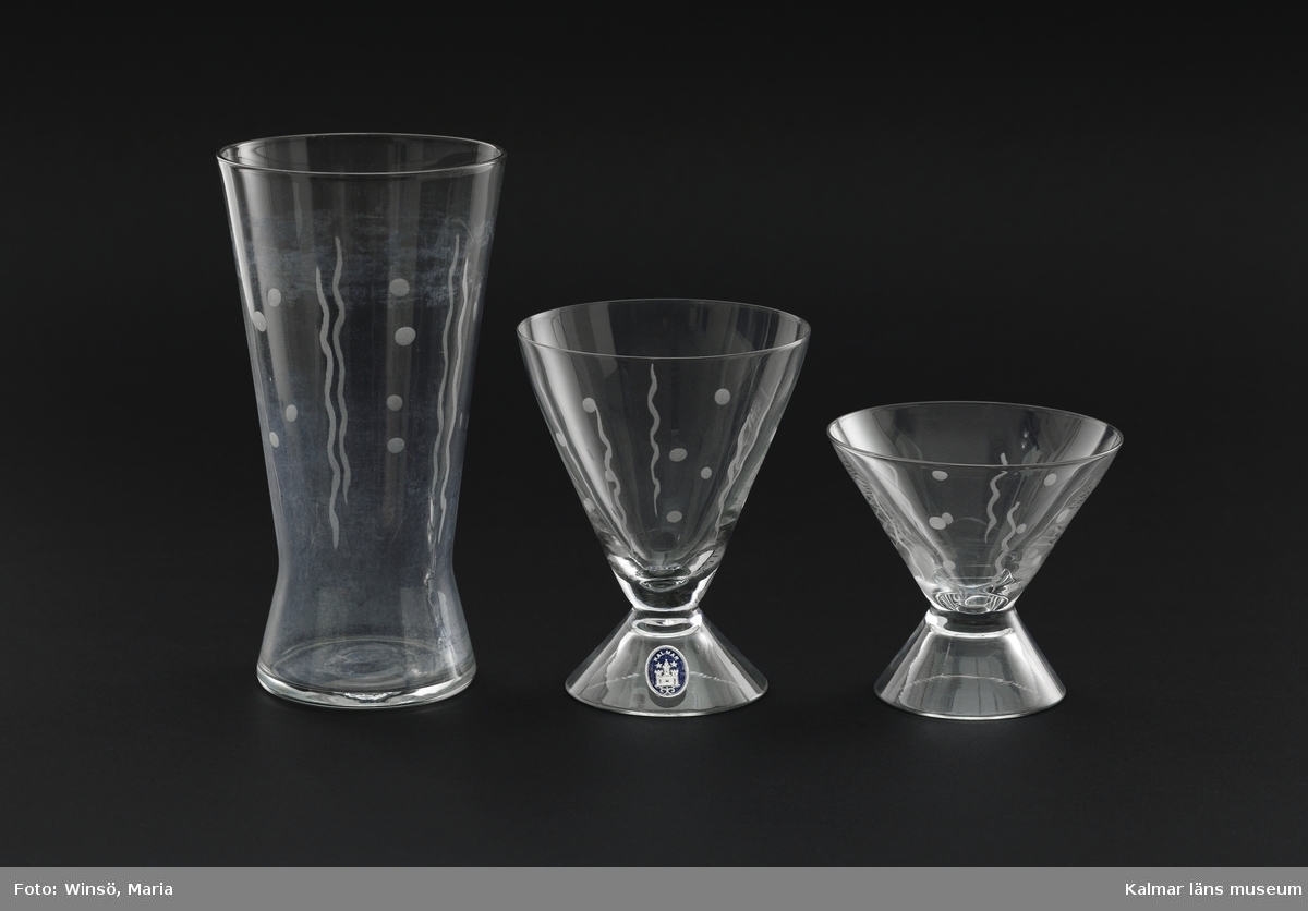 KLM 46273:3 Dricksglas, starkvinsglas på fot. Graverat mönster, växelvis med prickar och vertikala våglinjer.