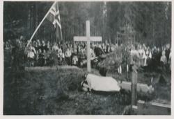 Folkemengde samlet i Falstadskogen 1945-49. Bildet kan være 
