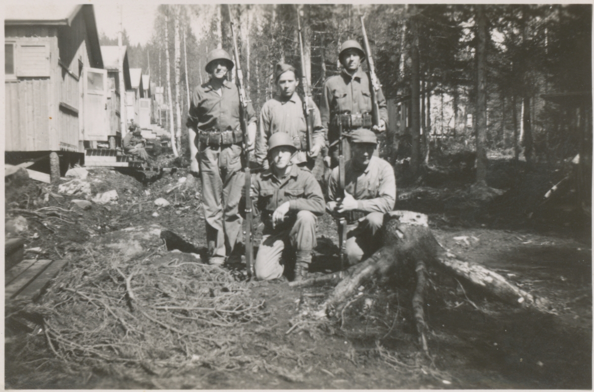 I den norske forlegningen på Älgberget i Dalarna (Sverige) i 1944. "Fotografering var noe som skjedde helst etter middagsmaten var fortært", har Eilert Pedersen skrevet som tekst til bildet.