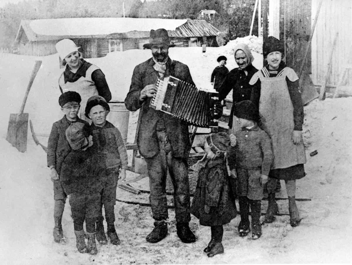 «Tattar-dansken», alias Elof Jansen, spiller trekkspill ved et besøk på en svensk bondegård, ca. 1910.