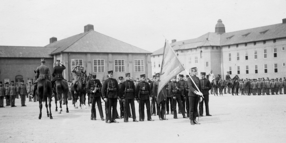 Kaserngården, tidigt 1920-tal

Regementet lämnas av till regementschefen, överste Hedengren.
Fanförare är löjtnant Malcolm Frithz (vem annars? Kommentar i marginalen)